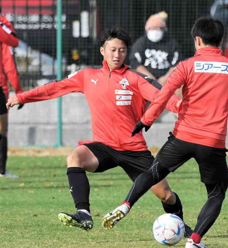 「来季は自分がチームを引っ張る」と力を込めるMF藤田＝県民総合運動公園サッカー場