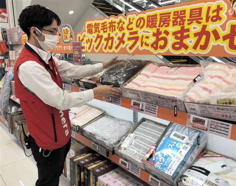 「ビックカメラアミュプラザくまもと店」では、省エネタイプのエアコンや電気毛布などの売り上げが増えているという＝8日、熊本市西区