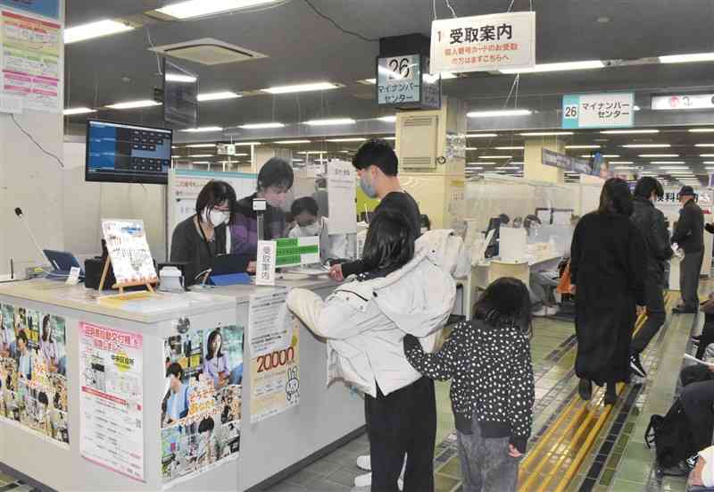 熊本市役所1階に設けられている「マイナンバーセンター」。子どものマイナンバーカードを受け取りに来た家族連れの姿も見られた＝9日