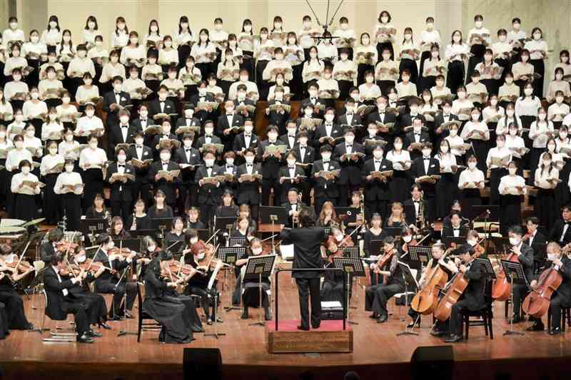 創立50周年記念コンサートで多彩な音色を届ける平成音楽大の学生ら＝熊本市中央区