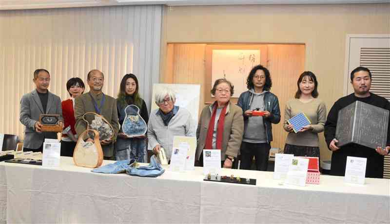 共同開発した商品を披露する伝統工芸作家とクリエーターたち＝熊本市中央区