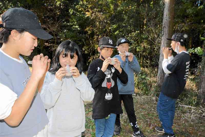 完成した「縄文笛」を吹いて楽しむ児童たち＝西原村