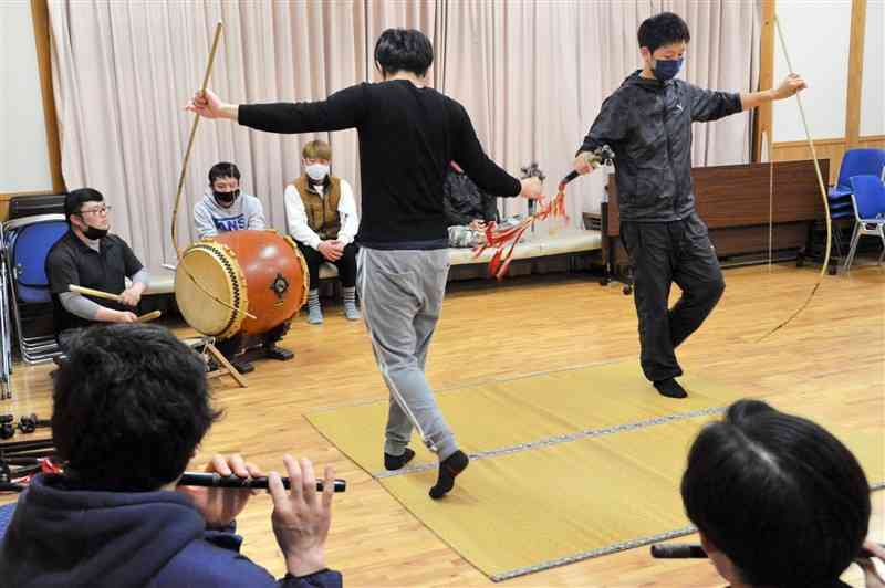 神楽連の継承式に向けて練習をする19代目のメンバーら＝菊池市