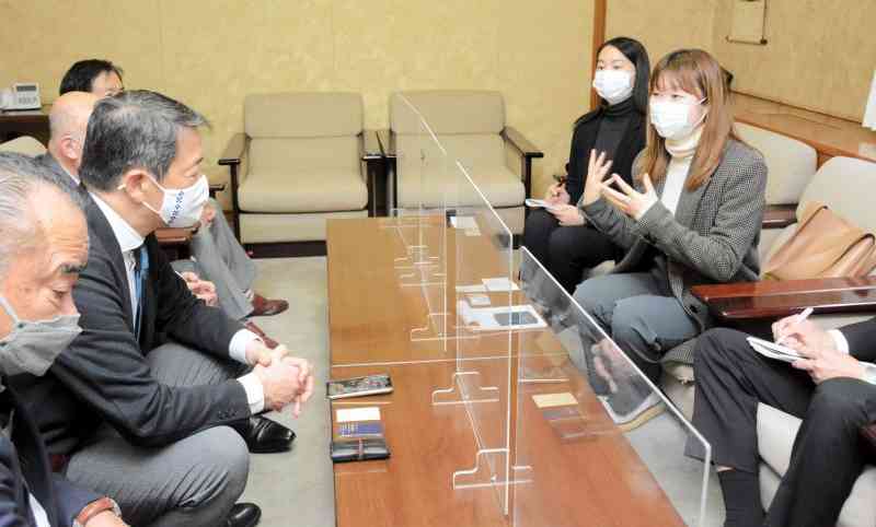 熊本市議に核廃絶への協力を呼びかける「議員ウォッチ」のメンバー（右側2人）＝13日、同市中央区