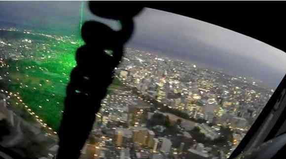 防災消防ヘリ「ひばり」に照射された緑色のレーザー光＝12日午後5時半ごろ、熊本市中央区新町上空（県提供）