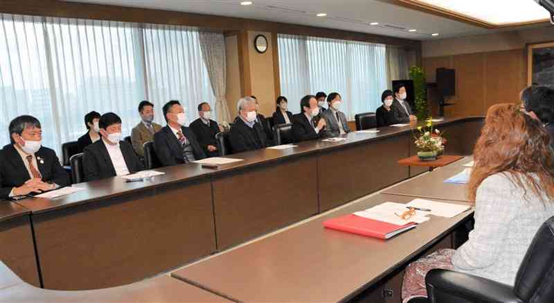 県に人材確保や新事業創出に向けた取り組みを提言する県工業連合会の役員ら＝14日、県庁