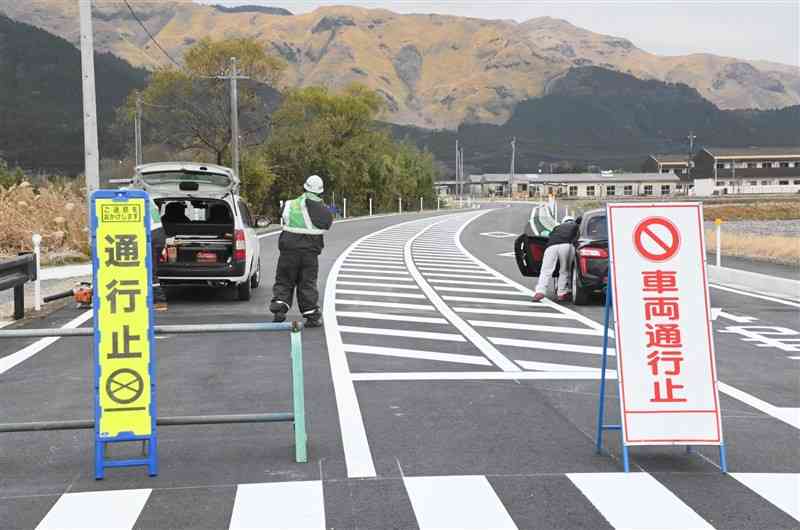 23日に全線開通する阿蘇中部農道の阿蘇市赤水側の入り口＝同市