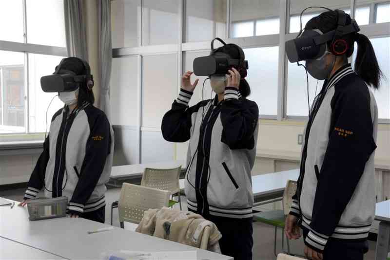 VR（仮想現実）映像を通して認知症の症状を体験する芦北高福祉科の生徒＝芦北町
