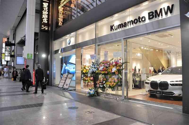 下通アーケード内にオープンした「Kumamoto　BMW　下通ギャラリー」＝16日、熊本市中央区
