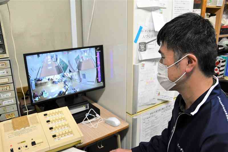 和水町の町営特別養護老人ホームが導入した「見守りカメラ」の映像を見る施設職員＝同町