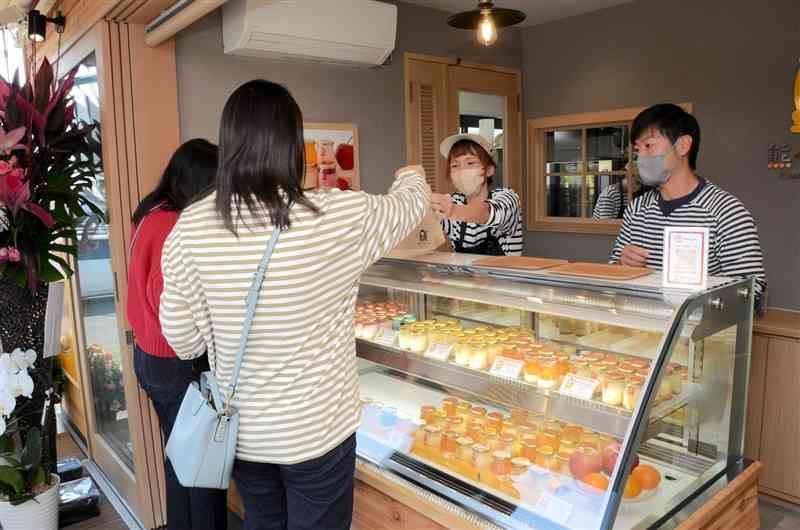 見た目も写真映えするプリンが並ぶ「吉次園」の「熊本プリン」＝熊本市北区