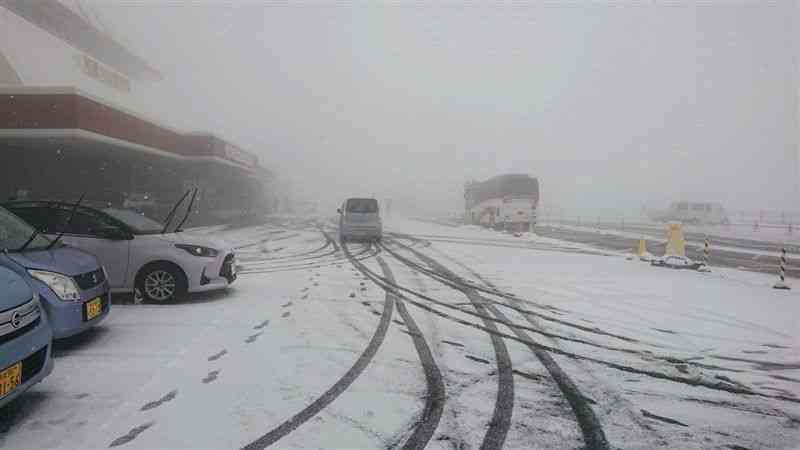 阿蘇火山博物館の前に降った雪＝17日午前10時半ごろ、阿蘇市（同博物館提供）