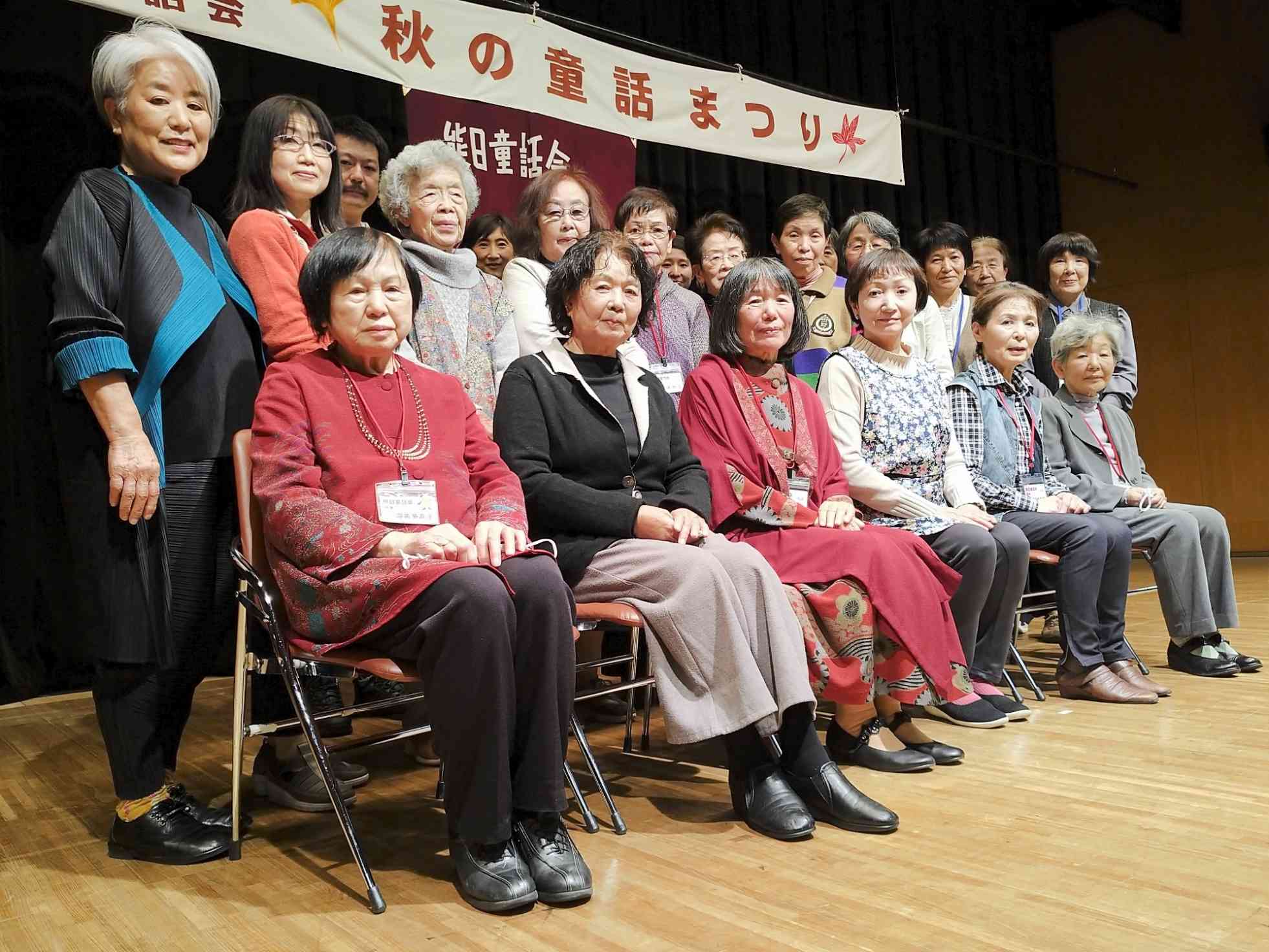 「秋の童話まつり」を終えた会員らと筆者（前列左端）＝11月27日、熊本市