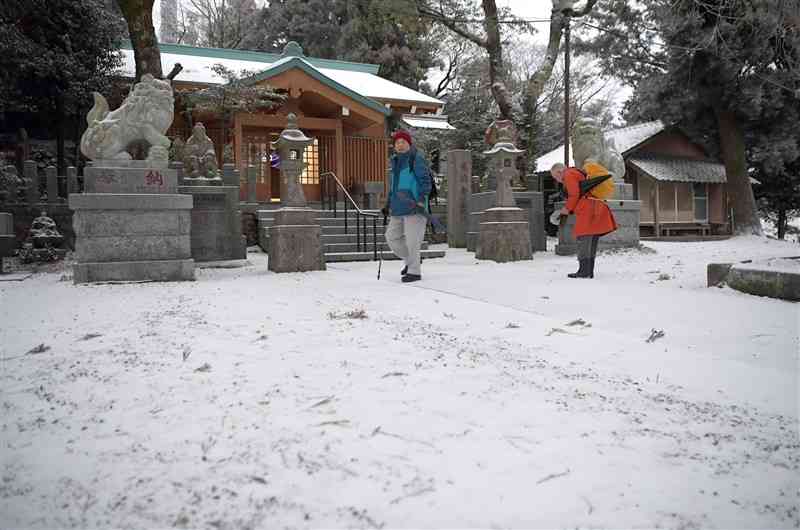 うっすらと雪化粧した金峰山山頂。奥は金峰山神社＝18日午前7時ごろ、熊本市西区（小野宏明）