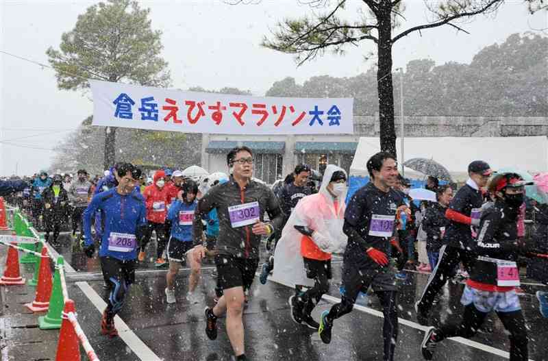 雪舞う天草路を激走 天草市で倉岳えびすマラソン｜熊本日日新聞社