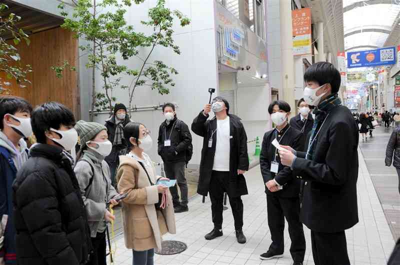 小学生（左）が熊本市の中心繁華街の魅力を学んだ「マチノガッコウ」＝同市中央区