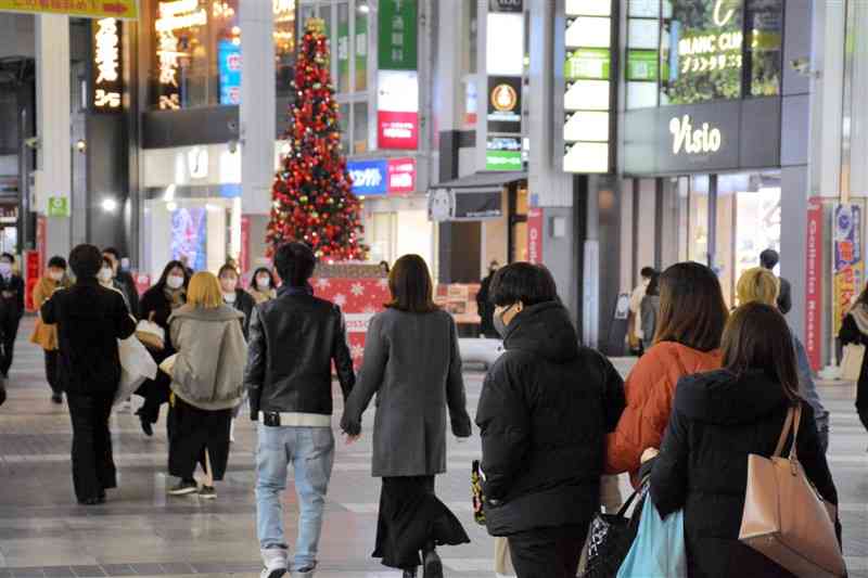 年末を迎え、夜のにぎわいが増す下通アーケード＝19日、熊本市中央区