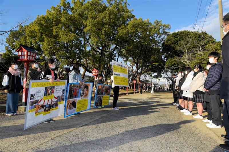 金沢高の生徒（右側）に野原八幡宮風流の解説をする八幡小の児童＝荒尾市