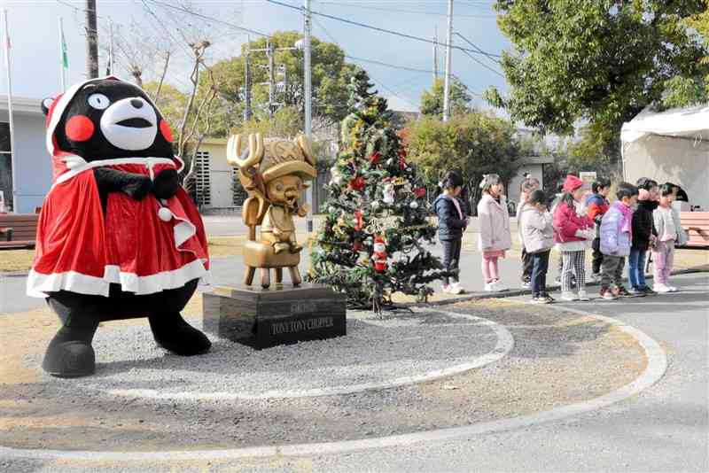 チョッパーの誕生日を歌で祝う園児たち＝熊本市