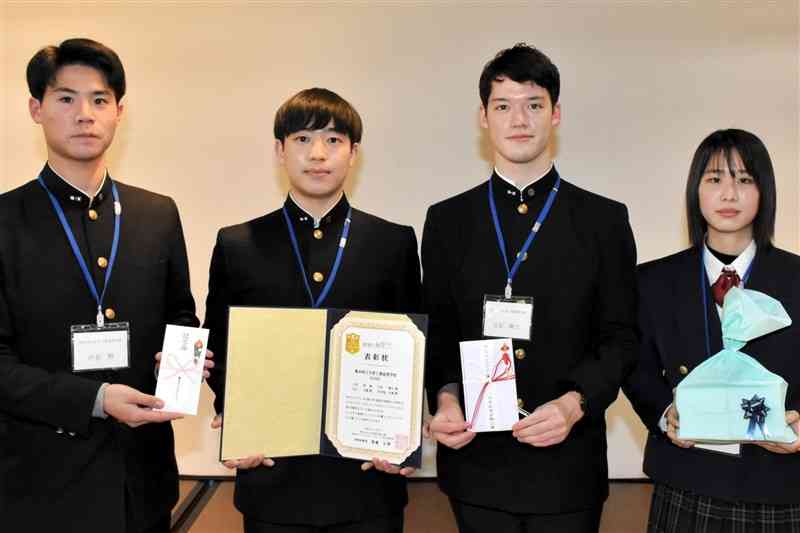 日本政策金融公庫の高校生ビジネスプラン・グランプリで全国ベスト20に選ばれた天草工高3年の生徒たち＝25日、熊本市西区