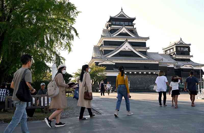 多くの観光客らでにぎわう熊本城。明治初期に陸軍の鎮台が置かれた＝熊本市中央区（2022年10月撮影）