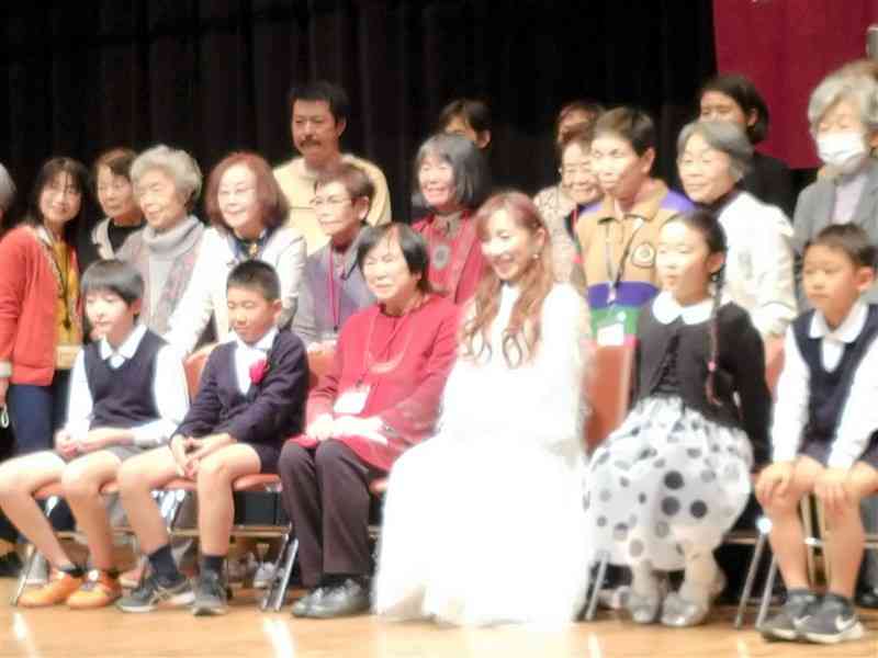「秋の童話まつり」を終えて、子どもたちと＝11月27日、熊本市
