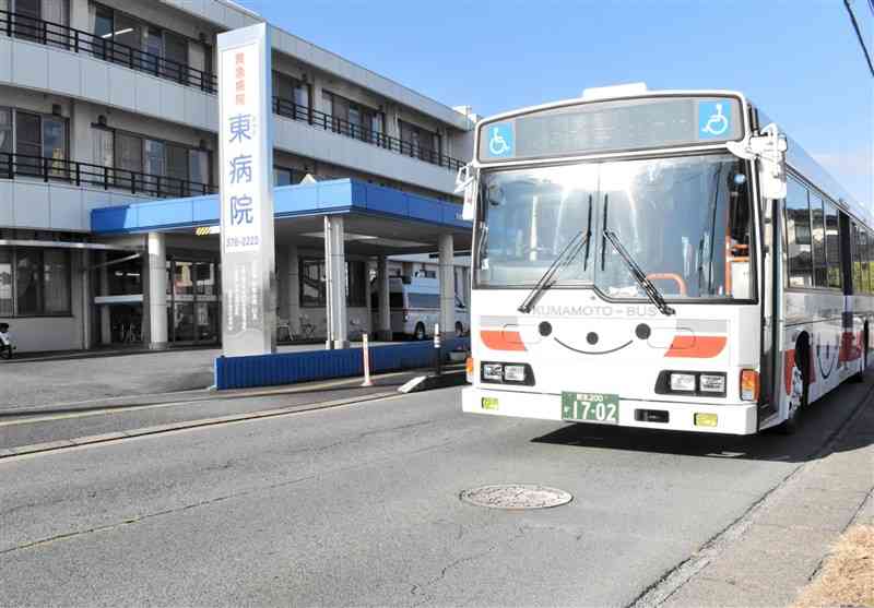 東病院の横を走行する熊本バスの路線バス＝12月26日、熊本市南区