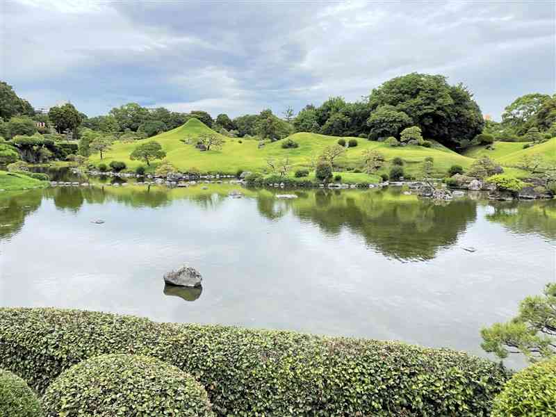 水前寺成趣園の古今伝授の間（酔月亭跡）からの眺め