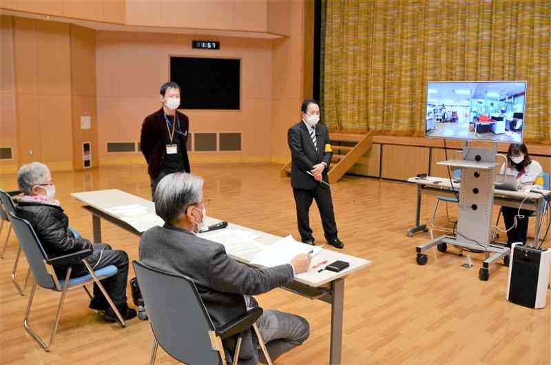 VR映像を見る菊池恵楓園入所者自治会の太田明さん（手前右）と杉野桂子さん（手前左）＝合志市