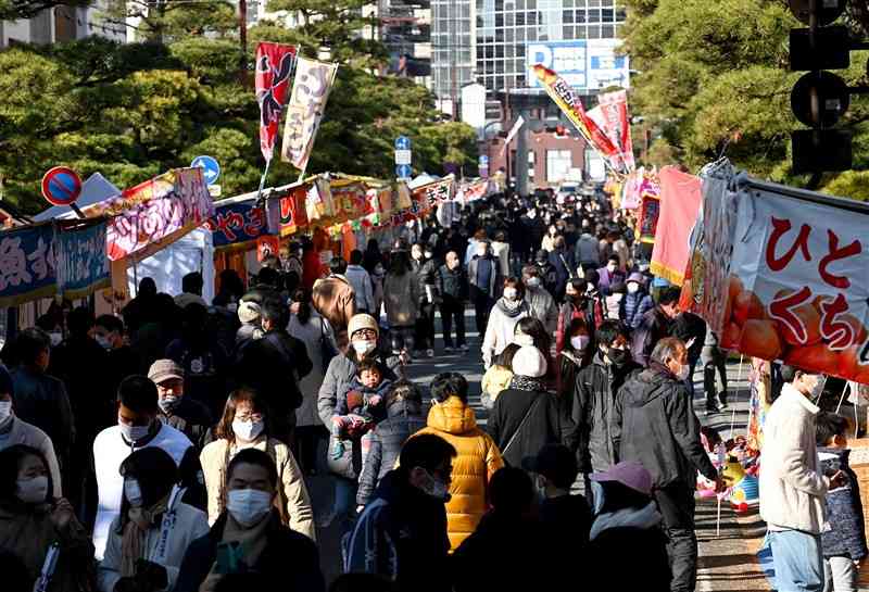 多くの初詣客でにぎわう2022年元日の藤崎八旛宮の参道＝熊本市中央区（石本智）