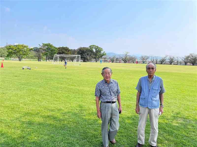 県博物館ネットワークセンター多目的広場、通称「御野立運動公園」に立つ河野宗夫さん（左）と濱田國多佳さん（2022年10月撮影）
