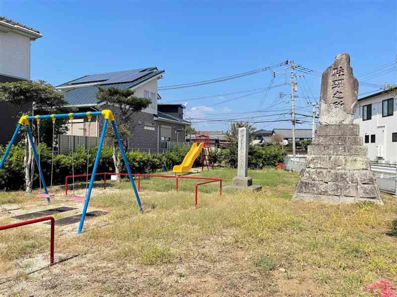 明治天皇の陸軍特別大演習統監を記念して旧部田村に造られた公園と「駐蹕之所」碑。部田村は臨幸を記念して「御幸村」と改称された＝熊本市南区御幸西