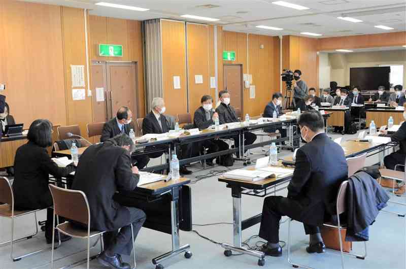 熊本市立中学などの部活動の改革に向け、議論を始めた市部活動改革検討委員会の初会合＝同市中央区