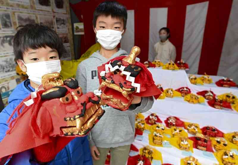 新町会館に展示された一新小3年生児童が製作した「ミニ獅子頭」＝熊本市中央区（石本智）
