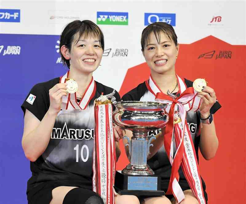 女子ダブルスで優勝した丸杉の福島由紀（右）、廣田彩花組＝武蔵野の森総合スポーツプラザ