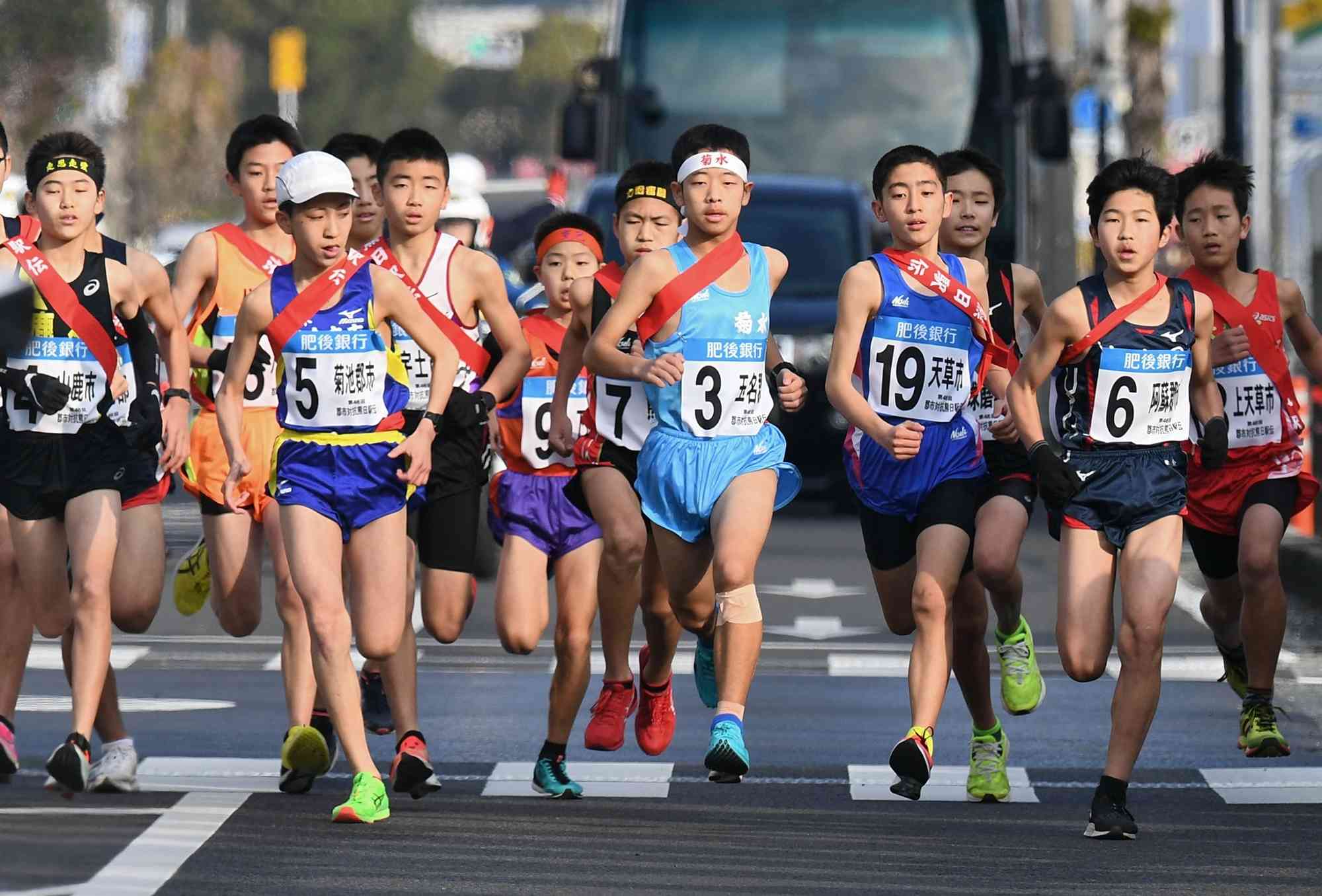 集団で力走する１区の選手たち＝2020年2月9日、天草市（上杉勇太）