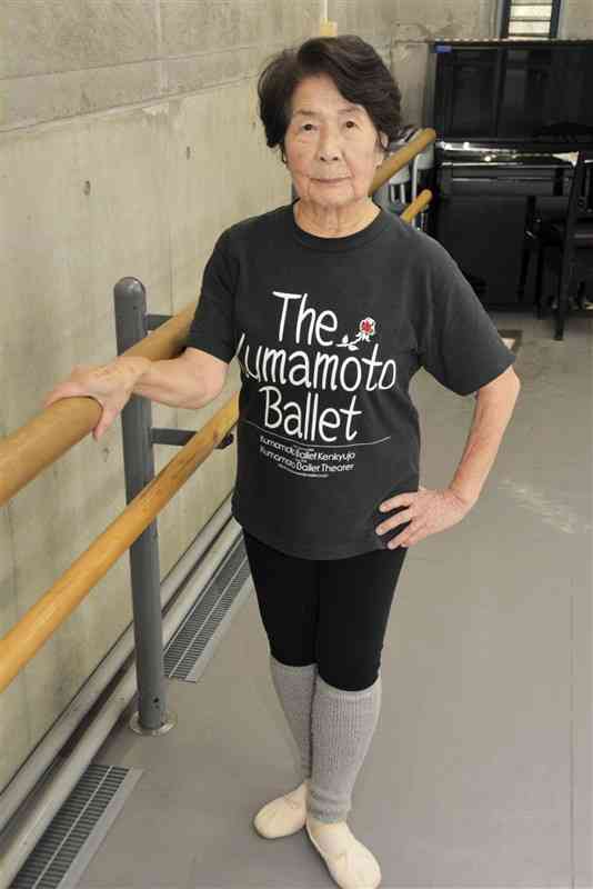 「バレエは精神的な支え」と語る梅木郁子さん＝熊本市中央区