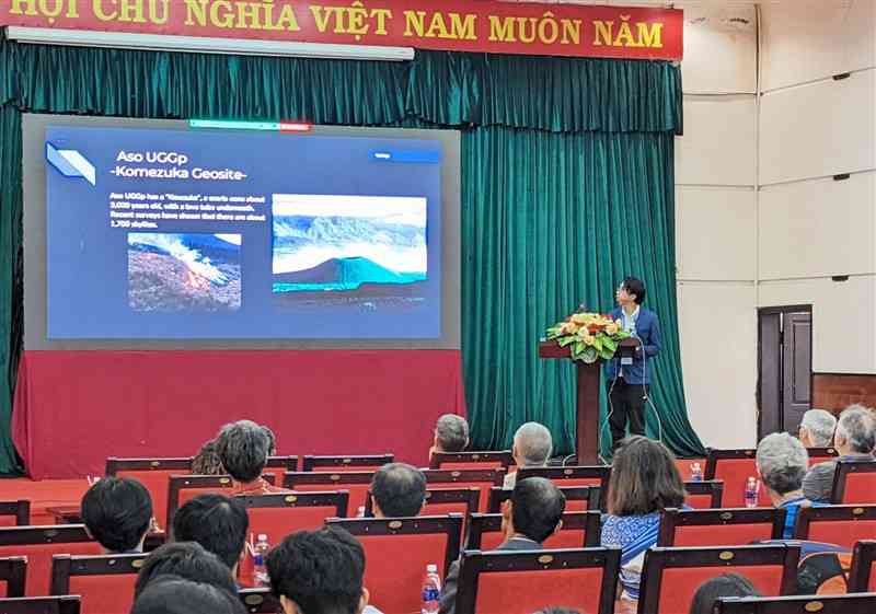 国際火山洞窟学会のシンポジウムで阿蘇の溶岩トンネルについて発表する永田紘樹さん（右奥）＝2022年11月、ベトナ厶（阿蘇ジオパーク推進協議会提供）