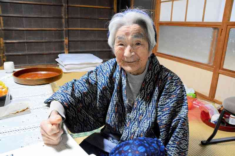 読者投稿の常連、山並一美さん。元日に99歳の誕生日を迎えた＝天草市