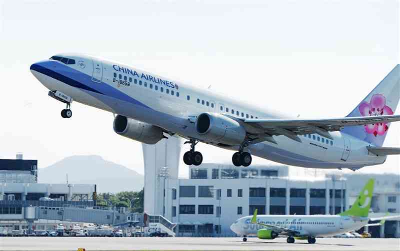 熊本－台湾高雄線の定期便が就航し、飛び立つ航空機＝2015年10月、益城町の熊本空港