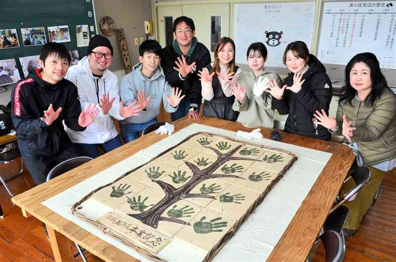 熊本地震で損傷した卒業記念の作品を修復した旧長陽西部小の卒業生ら＝南阿蘇村