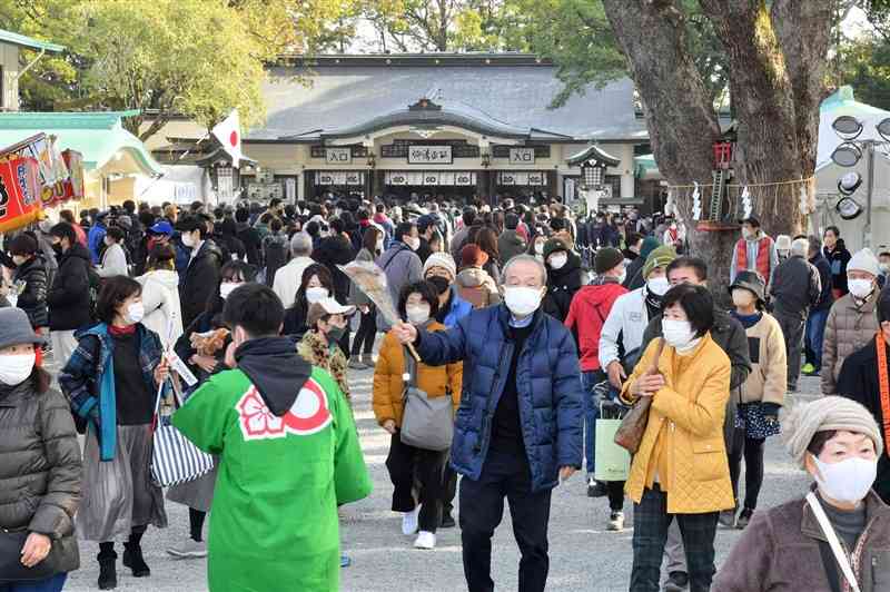 多くの初詣客でにぎわう加藤神社＝1日午前10時半過ぎ、熊本市中央区（谷川剛）