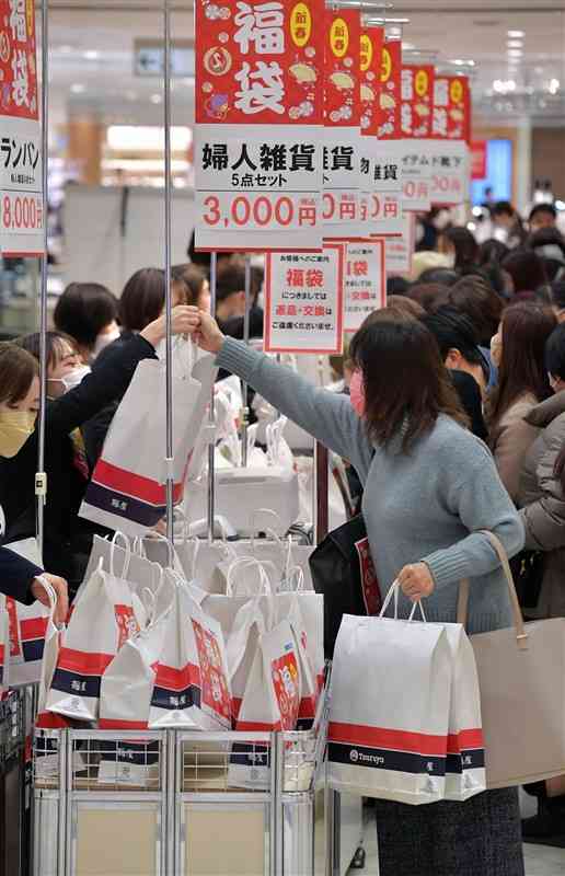 鶴屋百貨店の初売りで福袋を買い求める買い物客ら＝2日、熊本市中央区