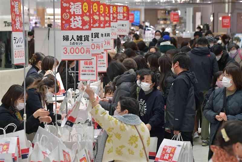 目指せ福袋!! 初売りにぎわう 熊本市の鶴屋やアミュプラザなど｜熊本日日新聞社