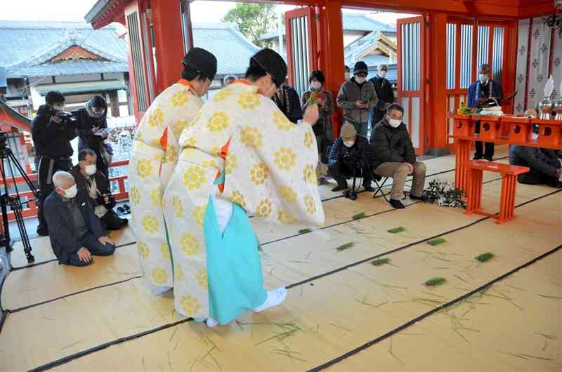 「御田植祭」で農作業の所作を行う神職＝八代市