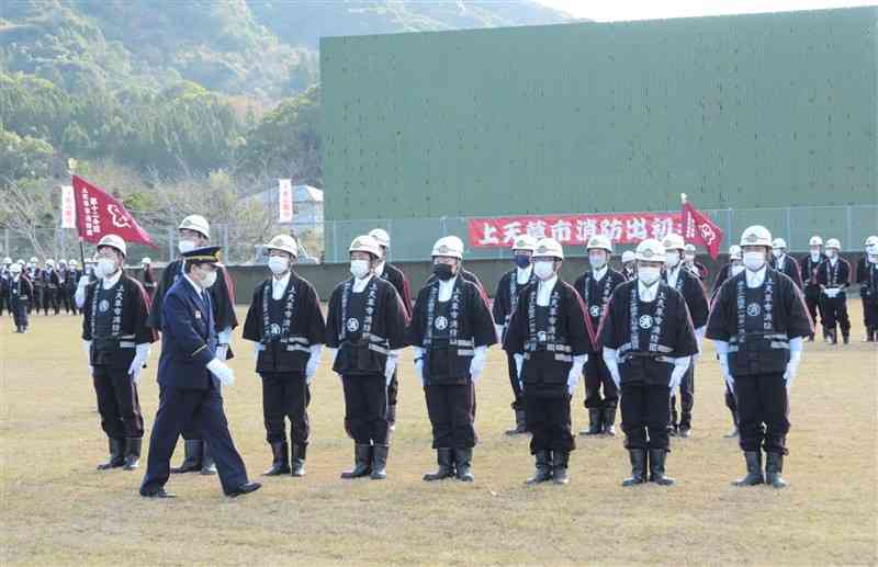 消防出初め式の通常点検で規律正しい姿勢を披露する消防団員ら＝上天草市