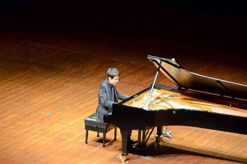 昨年12月、熊本県立劇場であったコンサートに出演したピアニストの金子三勇士＝熊本市中央区