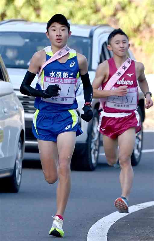 2区残り2キロ付近で水俣市Aの中村天茶選手（手前）が、同Cの佐藤勇太朗選手をかわしトップに立つ＝水俣市（石本智）