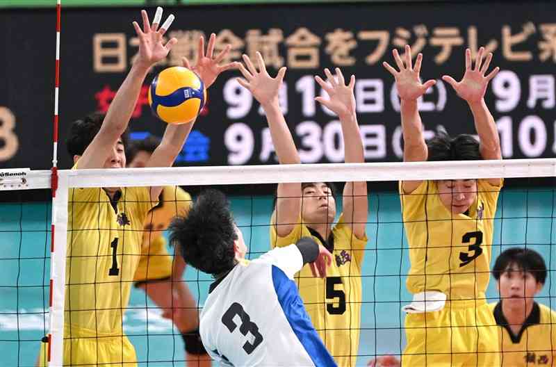 【男子決勝・駿台学園（東京）－鎮西】第1セット、ブロックする鎮西の（左から）平田、荒谷、舛本＝東京体育館（後藤仁孝）