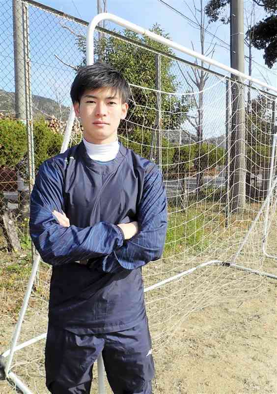 J1アビスパ福岡に加入する鶴野怜樹選手。子どもの頃に練習した場所で飛躍を誓った＝津奈木町総合グラウンド